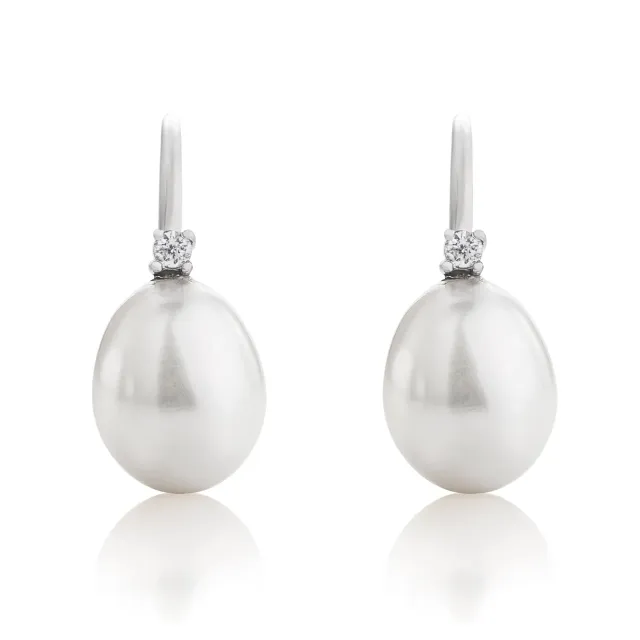 Juwelier Ripassa witgouden parel oorhangers met diamanten