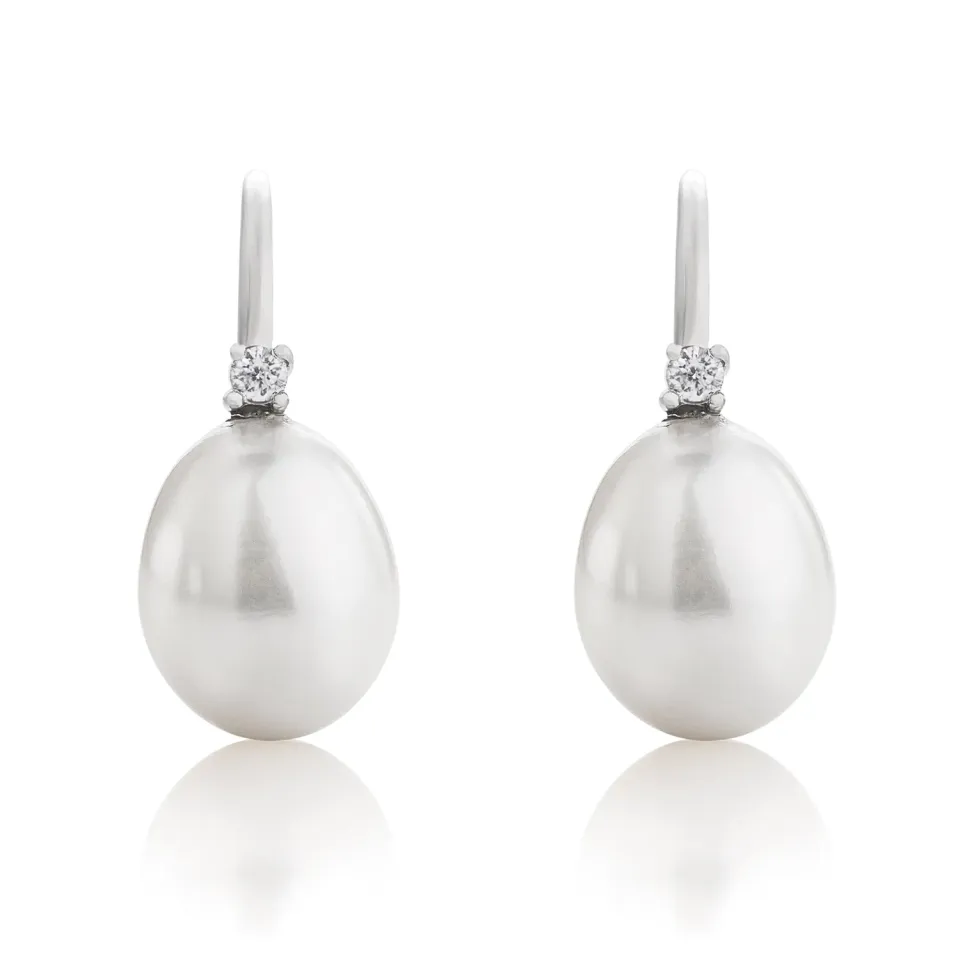 Juwelier Ripassa witgouden parel oorhangers met diamanten